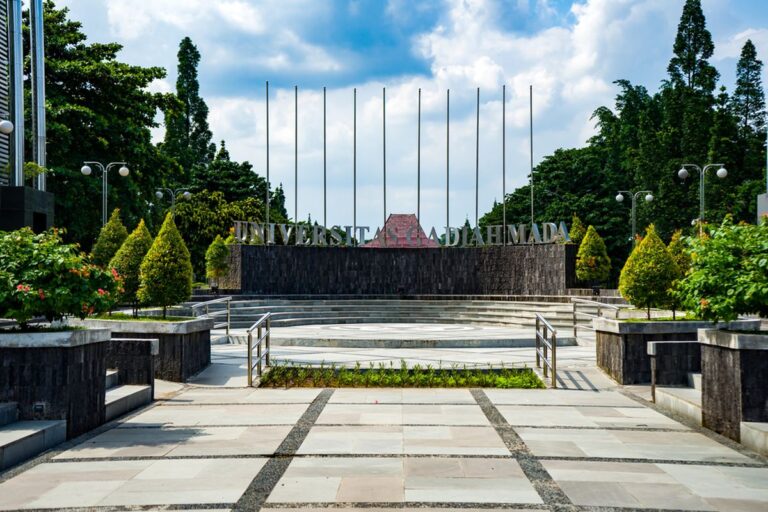 Raih Kursi Impian di UGM: Panduan Persuasif dan Strategis Menaklukkan Ujian Masuk UGM