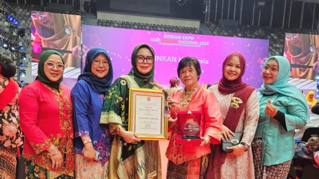 IBI Mendapat Penghargaan Penting dari KOWANI dalam Peringatan Hari Kebaya Nasional 2024